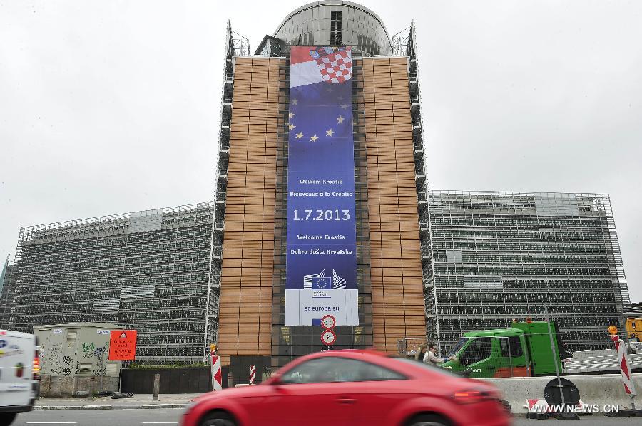 Photo taken on July 1, 2013 shows a giant "Welcome Croatia" banner hanging outside the European Commission building in Brussels, capital of Belgium. Croatia became the 28th member of the European Union on Monday. (Xinhua/Ye Pingfan)