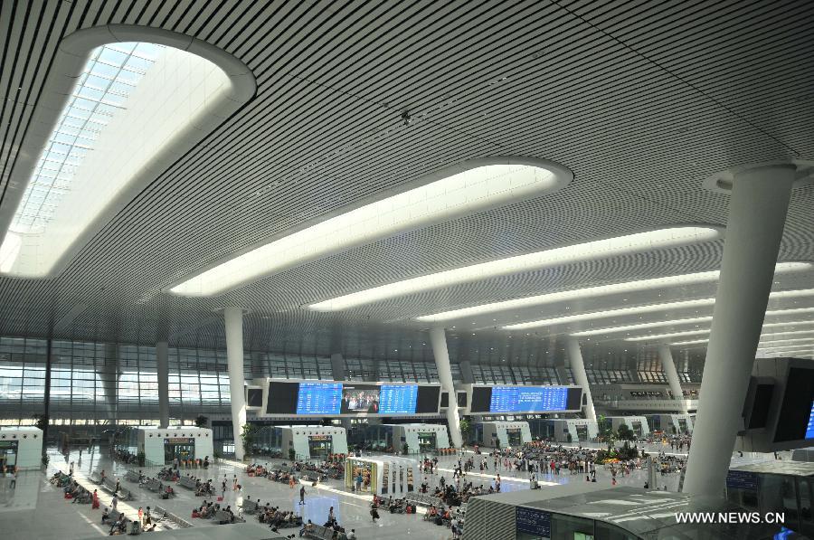 Photo taken on July 1, 2013 shows the inside of the newly-opened Hangzhou East Station in Hangzhou, capital of east China's Zhejiang Province. With the building area of 1.13 million square meters, the Hangzhou East Station, China's largest railway terminal, officially opened on Monday. (Xinhua/Zhu Yinwei) 