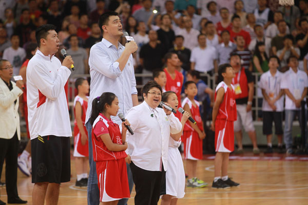Yao Ming, Chinese national team's Wang Zhizhi, back left, and Chinese pop singer Han Hong, front center, perform ahead of a charity basketball match between the NBA All-star team and Chinese National team in Beijing, July 1, 2013. (chinadaily.com.cn/Cui Meng)