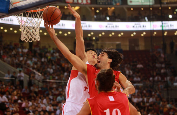 Yao's former Houston Rockets teammate Luis Scola shoots against Chinese national team's Sun Yue during a charity basketball match between NBA All-star team and Chinese national team in Beijing, July 1, 2013.(chinadaily.com.cn/Cui Meng)