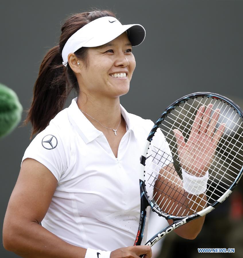 Li Na of China greets the spectators after her fourth round women's singles match against Roberta Vinci of Italy on day 7 of the Wimbledon Lawn Tennis Championships at the All England Lawn Tennis and Croquet Club in London, Britain on July 1, 2013. Li Na won 2-0. (Xinhua/Wang Lili)