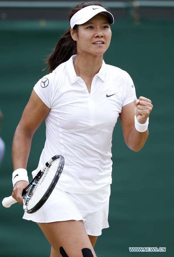 Li Na of China celebrates after her fourth round women's singles match against Roberta Vinci of Italy on day 7 of the Wimbledon Lawn Tennis Championships at the All England Lawn Tennis and Croquet Club in London, Britain on July 1, 2013. Li Na won 2-0. (Xinhua/Wang Lili)