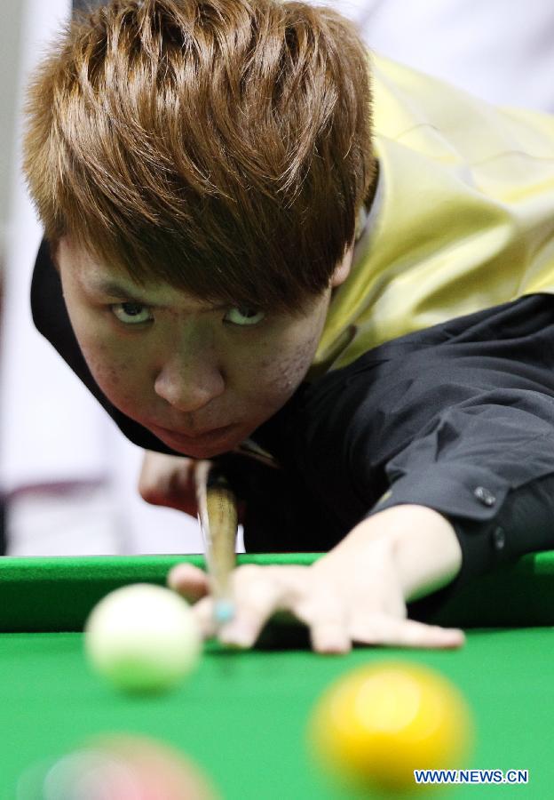 Xiao Guodong of China competes against Lin Shu Hung of Chinese Taipei during the men's snooker singles match at the 4th Asian Indoor and Martial Arts Games (AIMAG) in Incheon, South Korea, July 1, 2013. Xiao Guodong won 5-2. (Xinhua/Park Jin-hee)