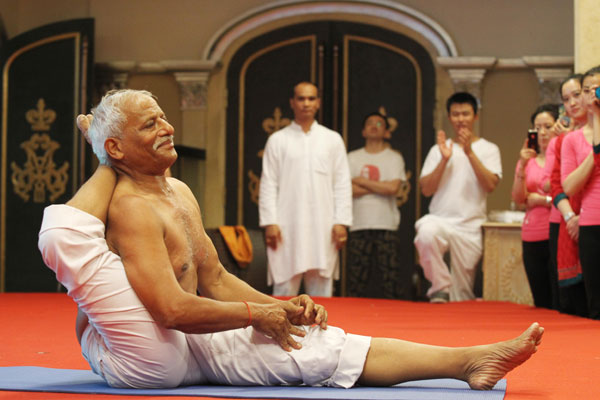 Bal Mukund Singh, 62, a yoga master from India, shows a pose in Beijing on Saturday. The 2013 China-India Yoga Week started on Saturday, attracting a number of Chinese yoga lovers. (China Daily/Zhu Xingxin)