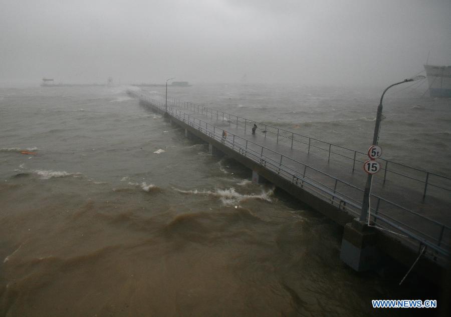 Photo taken on July 2, 2013 shows the surged waves stired up by the tropical storm Rumbia in Zhanjiang, south China's Guangdong Province. Tropical storm Rumbia landed on Zhenjiang on Tuesday morning and brought torrential rain and gales to some areas in Guangdong Province. (Xinhua/Liang Zhiwei)