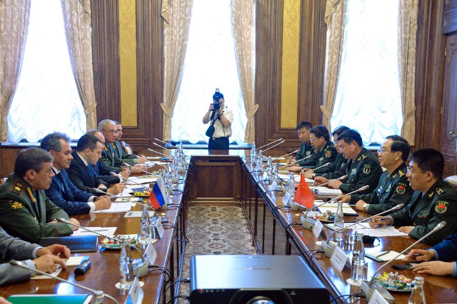 Chief of the General Staff of the Chinese People's Liberation Army (PLA) Fang Fenghui (2nd R) meets with Russian Defense Minister Sergei Shoigu (2nd L) in Moscow, Russia, on July 1, 2013. (Xinhua/Ding Yuan)