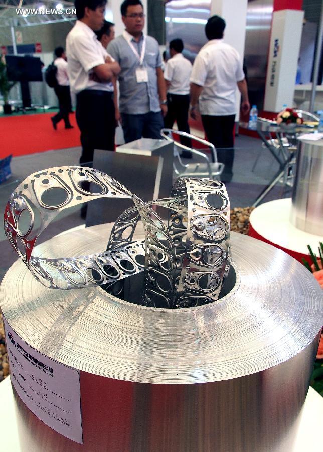 People visit the 9th China international aluminium fair in Shanghai, east China, July 2, 2013. The fair, with the participation of 450 exhibitors from more than 30 countries and regions, opened here Tuesday. (Xinhua/Chen Fei)