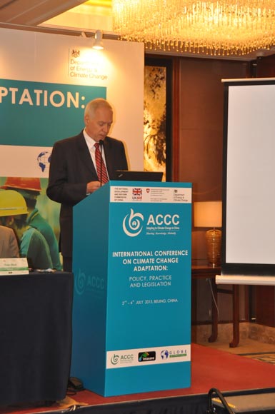 Jacques De Watteville, Swiss Ambassador to China, gives opening remarks on the first day of the international conference on climate change adaption held in Beijing today.   (People’s Daily Online/ Wang Xin ) 