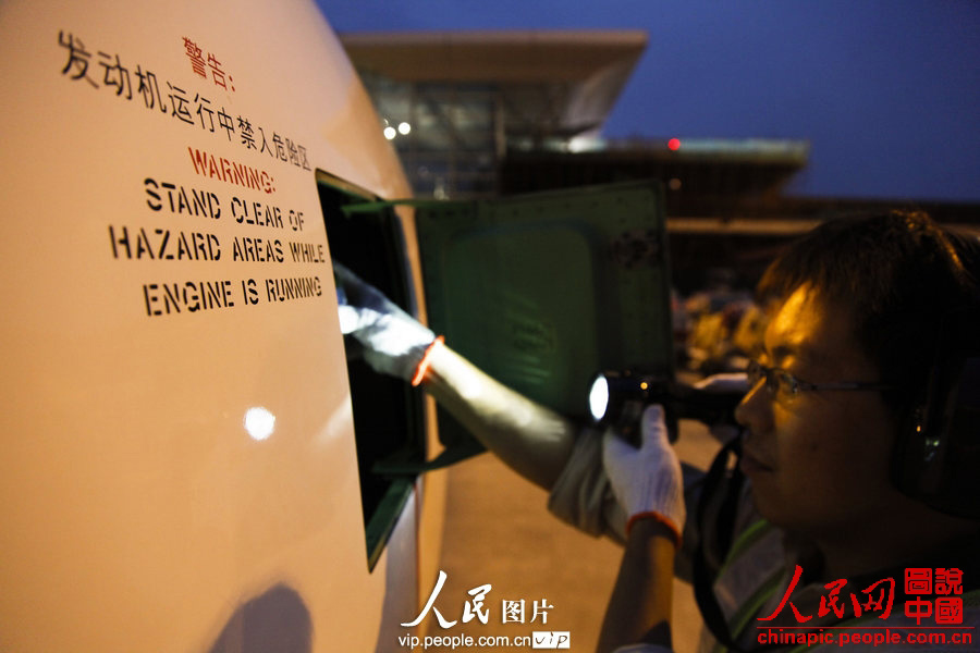 Wang Jin fills lubricating oil. (Photo:Wang Yu/vip.people.com.cn)