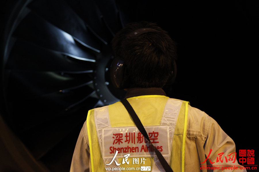 Wang Jin goes around the plane for final check. (Photo:Wang Yu/vip.people.com.cn)