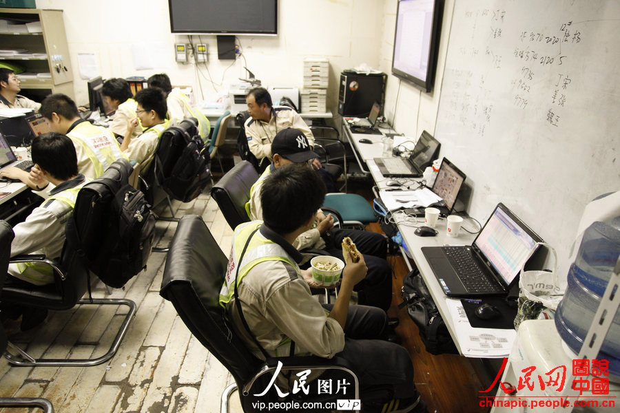 Wang Jin has a rest in the office. (Photo:Wang Yu/vip.people.com.cn)