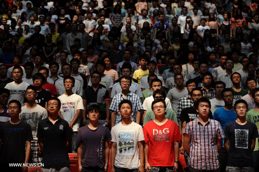 Graduates attend the graduation ceremony in the Taiyuan University of Technology in Taiyuan, capital of north China's Shanxi Province, July 2, 2013. The Taiyuan University of Technology held a graduation ceremony for its more than 5,800 graduates on Tuesday. (Xinhua/Yan Yan)