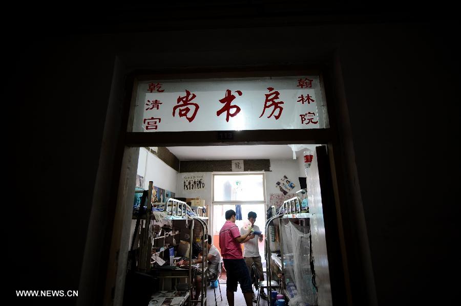 Graduates enjoy themselves in the dormitory in the Taiyuan University of Technology in Taiyuan, capital of north China's Shanxi Province, July 2, 2013. The Taiyuan University of Technology held a graduation ceremony for its more than 5,800 graduates on Tuesday. (Xinhua/Yan Yan)