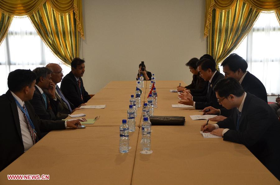 Chinese Foreign Minister Wang Yi (3rd R) meets with Sartaj Aziz (3rd L), Pakistan's advisor for national security and foreign affairs, in Bandar Seri Begawan, capital of Brunei, on July 2, 2013. (Xinhua/Wu Junlin)