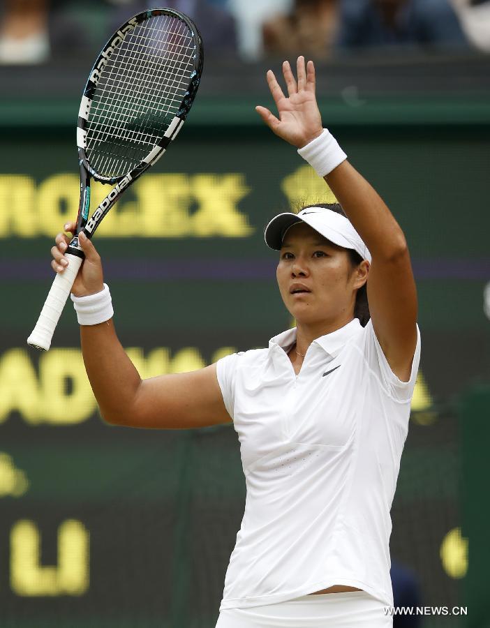 Li Na of China reacts during the quarterfinal of women's singles against Agnieszka Radwanska of Poland on day 8 of the Wimbledon Lawn Tennis Championships at the All England Lawn Tennis and Croquet Club in London, Britain on July 2, 2013. Li Na lost 1-2. (Xinhua/Wang Lili)