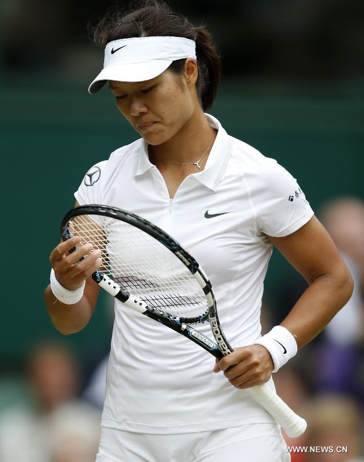 Li Na of China reacts during the quarterfinal of women's singles against Agnieszka Radwanska of Poland on day 8 of the Wimbledon Lawn Tennis Championships at the All England Lawn Tennis and Croquet Club in London, Britain on July 2, 2013. Li Na lost 1-2. (Xinhua/Wang Lili)