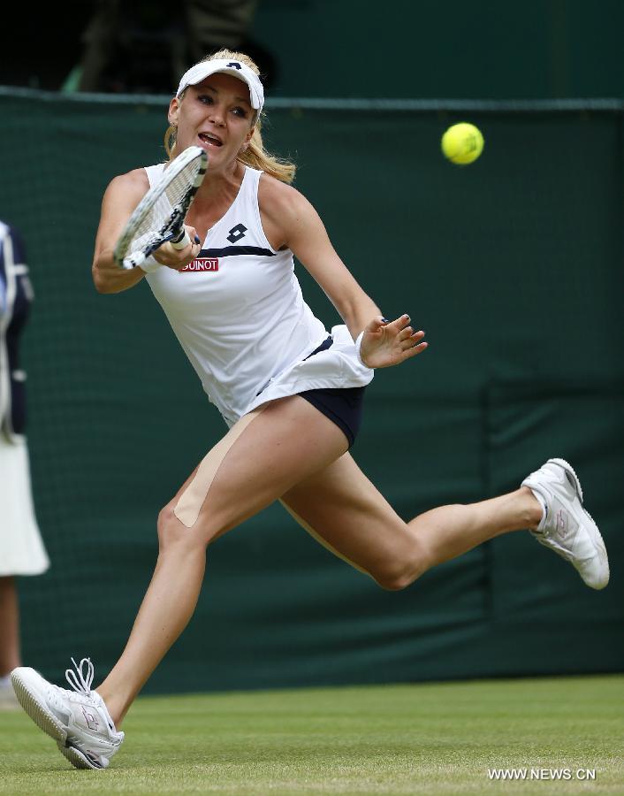 Agnieszka Radwanska of Poland returns the ball during the quarterfinal of women's singles against Li Na of China on day 8 of the Wimbledon Lawn Tennis Championships at the All England Lawn Tennis and Croquet Club in London, Britain on July 2, 2013. Agnieszka Radwanska won 2-1. (Xinhua/Wang Lili)