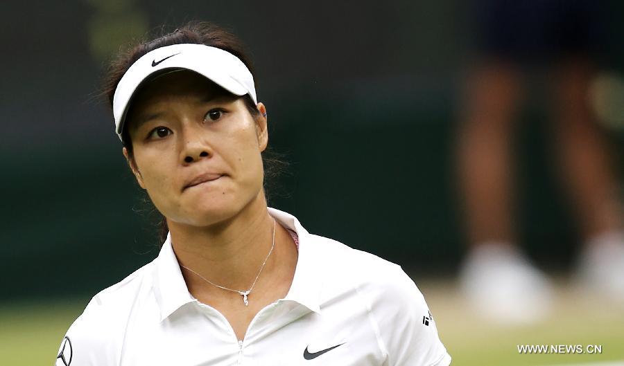 Li Na of China reacts during the quarterfinal of women's singles against Agnieszka Radwanska of Poland on day 8 of the Wimbledon Lawn Tennis Championships at the All England Lawn Tennis and Croquet Club in London, Britain on July 2, 2013. Li Na lost 1-2. (Xinhua/Yin Gang) 