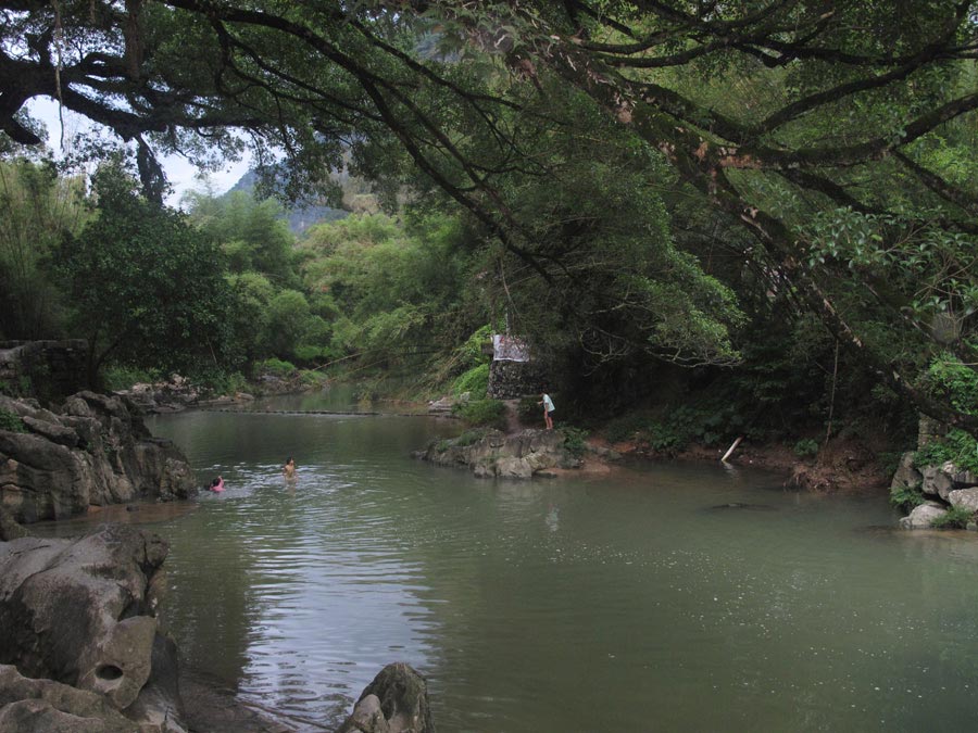 Boys swim in the Yaojiang River. (CnDG by Jiao Meng)