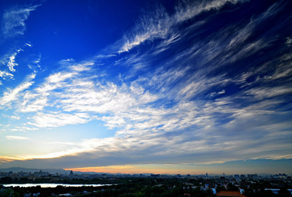 Photo taken on July 2nd 2013 at Jingshan Park shows clouds during sunset in Beijing. A rainstorm on Monday night washed up the sky and brought fine weather along with it.[Photo: CRIENGLISH.com/ Song Xiaofeng]  