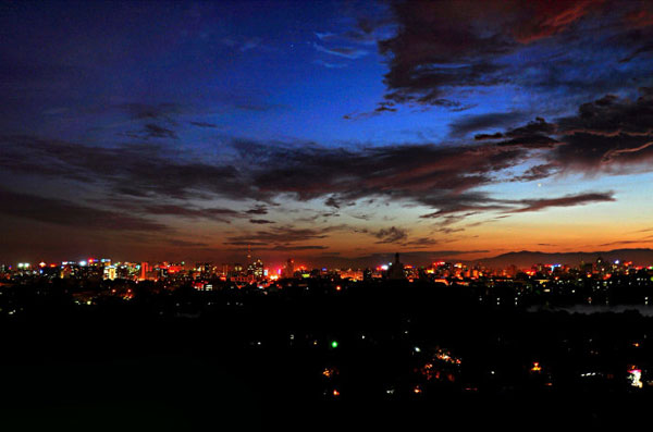 Photo taken on July 2nd 2013 at Jingshan Park shows clouds during sunset in Beijing. A rainstorm on Monday night washed up the sky and brought fine weather along with it.[Photo: CRIENGLISH.com/ Song Xiaofeng]   