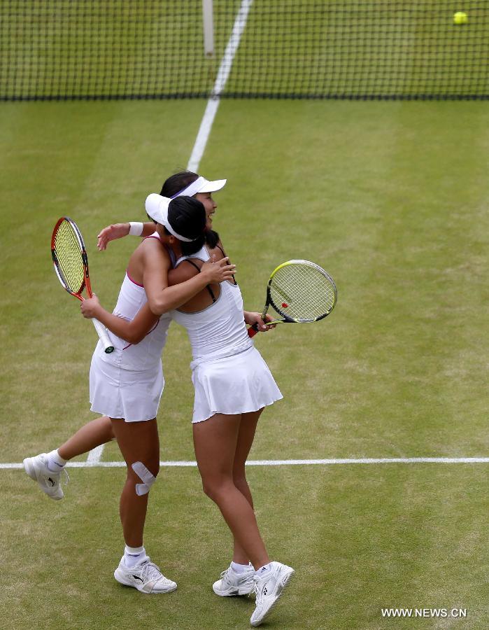 Peng Shuai (L) of China and Su-Wei Hsieh of Chinese Taipei celebrate after the quarterfinal of women's doubles against Jelena Jankovic of Serbia and Mirjana Lucic-Baroni of Croatia on day 9 of the Wimbledon Lawn Tennis Championships at the All England Lawn Tennis and Croquet Club in London, Britain on July 3, 2013. Peng and Hsieh won 2-0. (Xinhua/Wang Lili)