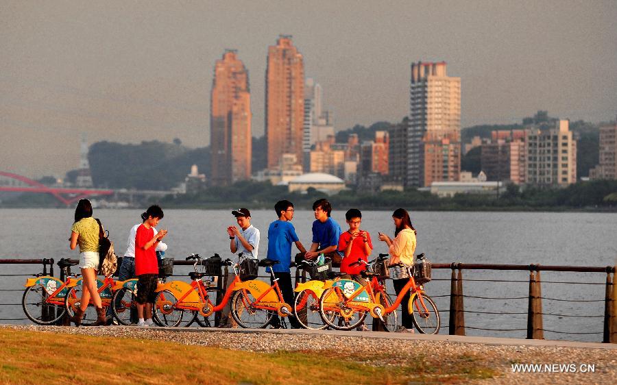 People visit the "fisherman's wharf" in Danshui, Xinbei, southeast China's Taiwan, July 3, 2013. Dubbed as the "Oriental Venice", Danshui is a pop scenery spot for tourists. (Xinhua/Tao Ming)