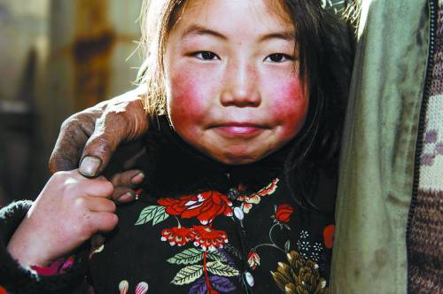 Ma Yan, a second year student and her grandfather.(Photo/China Youth Daily)