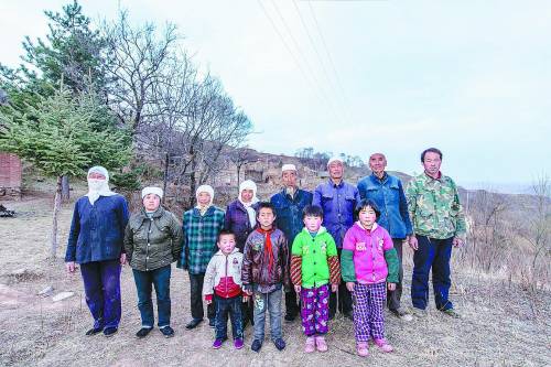 All villagers in Shigouyangwa. Shigouyangwa was a disappearing village. Most young people in the village moved outside. Now only seven people lived here. (Photo/China Youth Daily)