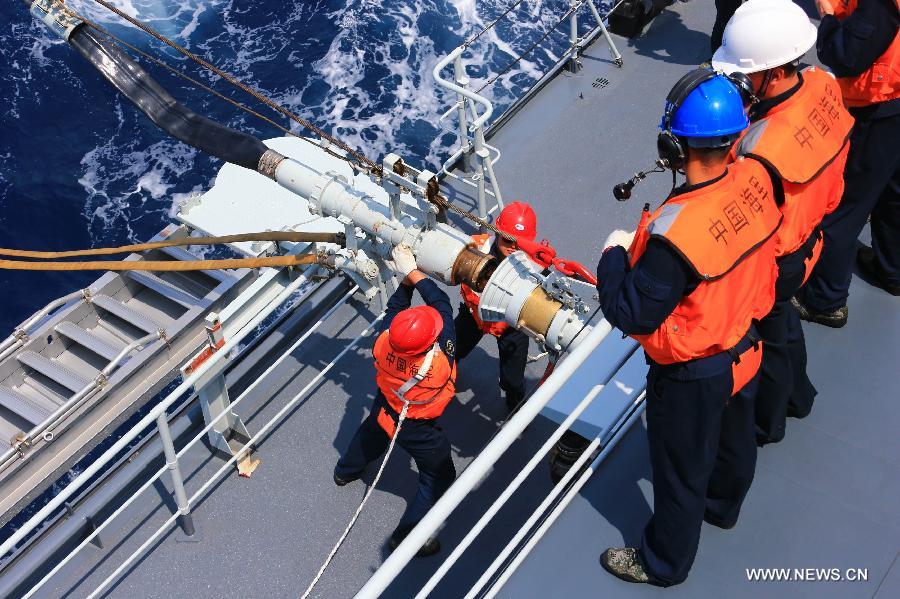 The soldiers work when comprehensive supply ship Hongze Lake make comprehansive replenishment to destroyer Shenyang during Sino-Russian joint naval drills held in the sea of Japan, July 4, 2013. (Xinhua/Zha Chunming) 