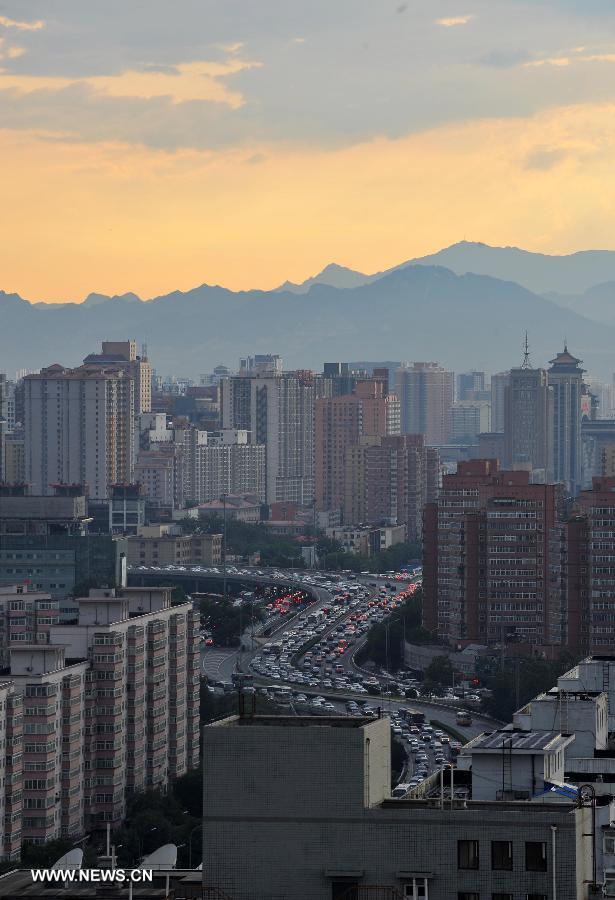 Photo taken on July 4, 2013 shows the sunset glow after a shower in Beijing, capital of China. Beijing witnessed a shower at the dusk on Thursday. (Xinhua/Zhang Cheng)  