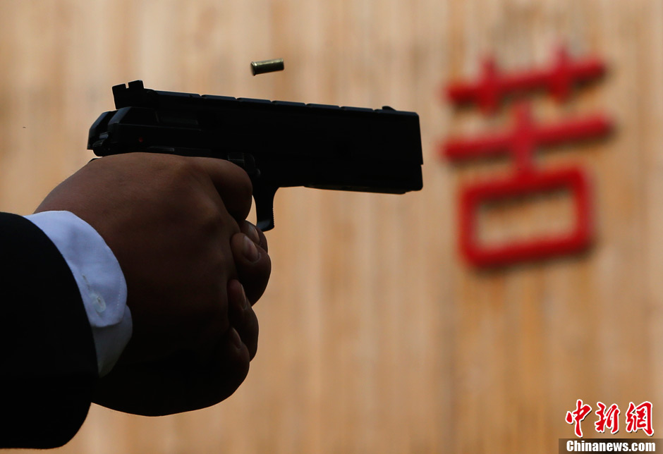 Trainees receive the tactical shooting training during a VIP security training course in Lianyungang, east China's Jiangsu province, June 30, 2013. (Chinanews/Liu Guanguan)