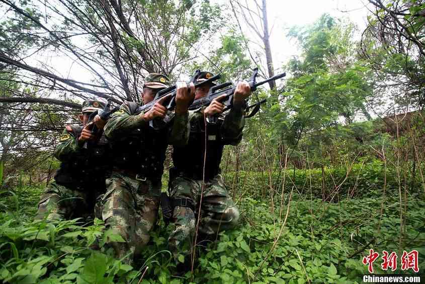 Recently, the third Detachment of the Yunnan Contingent of the Chinese People's Armed Police Force (APF) organizes its special operation members to conduct field training in the jungle in the western suburbs of Kunming. (Chinanews.com/Hao Yaxin)