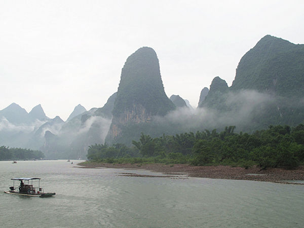 The Lijiang River belongs to the Pearl River system. With mountains and waters in the landscape, it is the essence of Guilin scenery of the Guangxi Zhuang Autonomous Region. (CnDG by Jiao Meng)