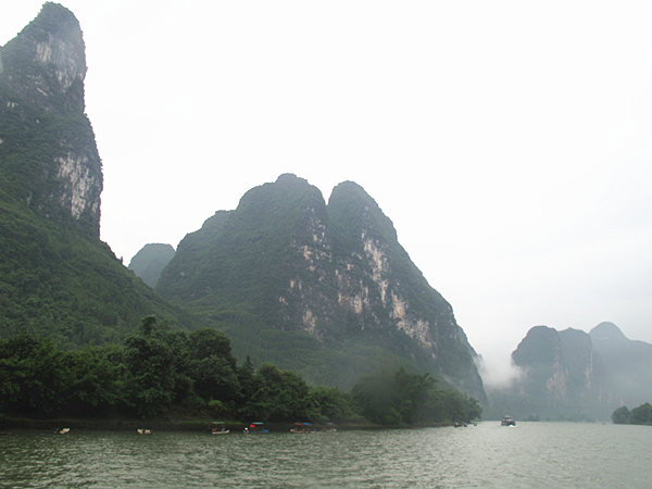 The Lijiang River belongs to the Pearl River system. With mountains and waters in the landscape, it is the essence of Guilin scenery of the Guangxi Zhuang Autonomous Region. (CnDG by Jiao Meng)