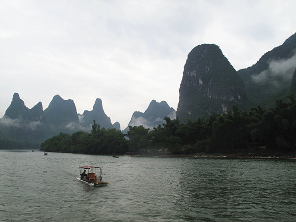 The Lijiang River belongs to the Pearl River system. With mountains and waters in the landscape, it is the essence of Guilin scenery of the Guangxi Zhuang Autonomous Region. (CnDG by Jiao Meng)