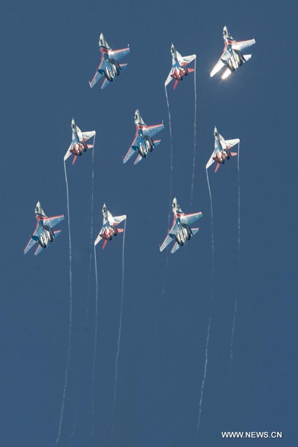 Aircrafts from aerobatics team "Russian Knights" and "Swifts" perform during the 6th International Maritime Defence Show in St.Petersburg, Russia, on July 4, 2013. The aerobatic teams will entertain crowds at the 6th International Maritime Defence Show to be held here from July 3-7. (Xinhua/Konkov )  