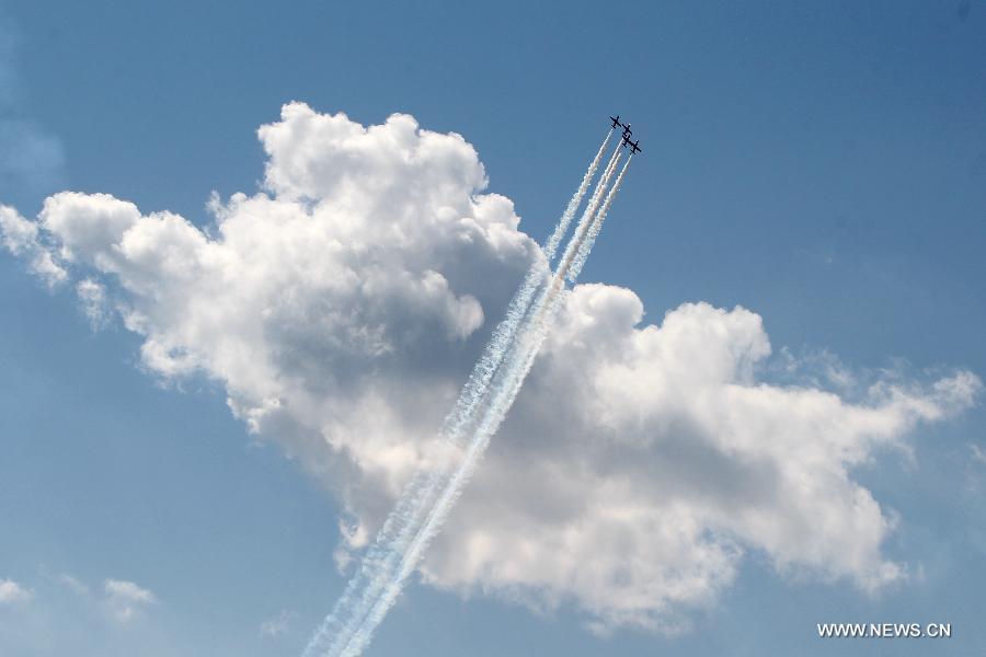 Aircrafts from Russia's MIG aerobatics team perform during the 6th International Maritime Defence Show in St.Petersburg, Russia, on July 4, 2013. The aerobatic teams will entertain crowds at the 6th International Maritime Defence Show to be held here from July 3-7. (Xinhua/Lu Jinbo) 