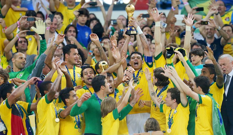 Brazil's players pose with the trophy during the  victory ceremony of the FIFA's Confederations Cup Brazil 2013 held at  Maracana Stadium, in Rio de Janeiro, Brazil, on June 30, 2013. Brazil  claimed the champion after defeating Spain 3-0. (Photo/Osports)