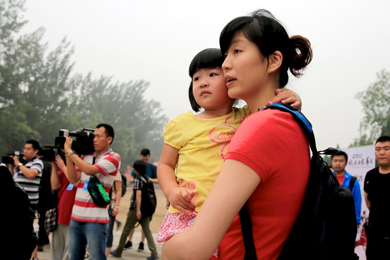 June 30, Yao Ming’s daughter shows up with her  mother in a charity activity hold by the Yao fund. The little girl  seemed shy and hid in her mother’s arms when she was photographed.  (Photo/Osports)