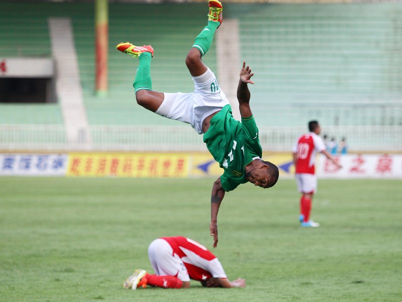 Guangdong Sunray Cave and Beijing Ligong were tied in  the 14th round of China's League One, June 29, 2013. (Photo/Osports)