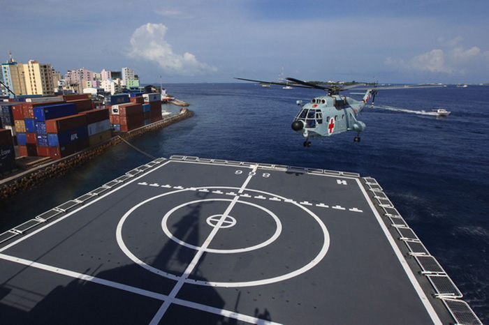 A Chinese ship-based medical helicopter returns to the naval hospital ship Hepingfangzhou on July 1, 2013, at the port of Male, capital of Maldives. It is the first time that the Chinese navy's medical helicopter was involved in a medical mission outside China. The helicopter concluded the mission the same day, diagnosing and treating more than 220 patients in Maldives. The mission started on July 1. (Photo/Xinhua)