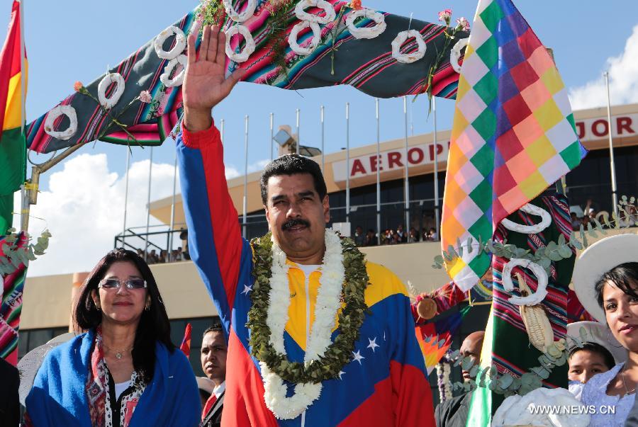 Image provided by Venezuela's Presidency shows Venezuelan President, Nicolas Maduro (C), reacting at his arrival to Cochabamba, Bolivia, on July 4, 2013. Nicolas Maduro arrived to Bolivia to assist to the urgent meeting of the Union of South American Nations (UNASUR, by its Spanish acronym). (Xinhua/Venezuela's Presidency) 