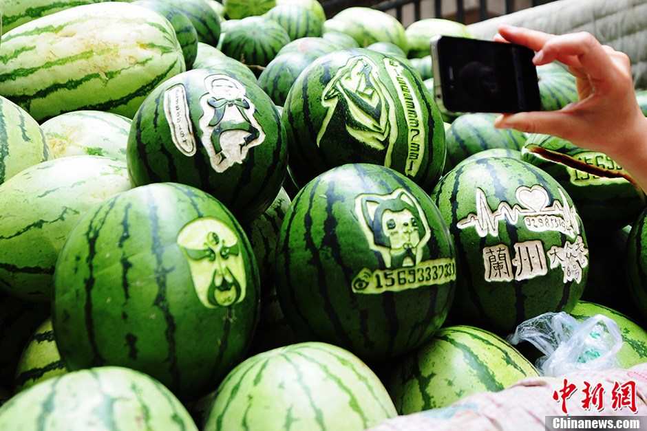 Various figures such as PSY, wolf, Peking opera mask are carved on watermelons. (Photo/CNS) 