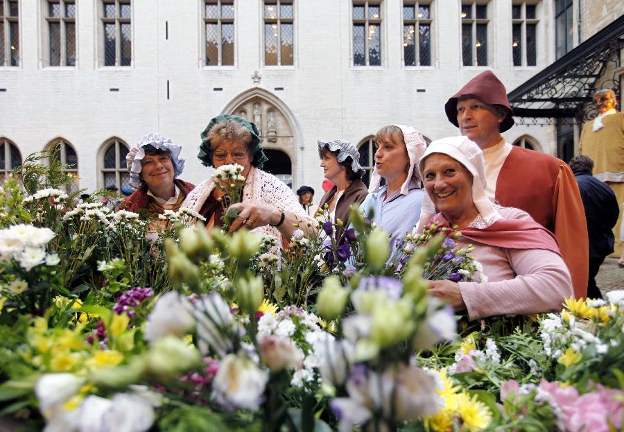 Performers in ancient costumes wait to take part in the annual procession of Ommegang at the Grand Place of Brussels, capital of Belgium, July 4, 2013. More than 1,000 performers took part in Ommegang, Brussels' traditional annual pageant, to reenact the entry of Holy Roman Emperor Charles V to Brussels in 1549. (Xinhua/Zhou Lei) 