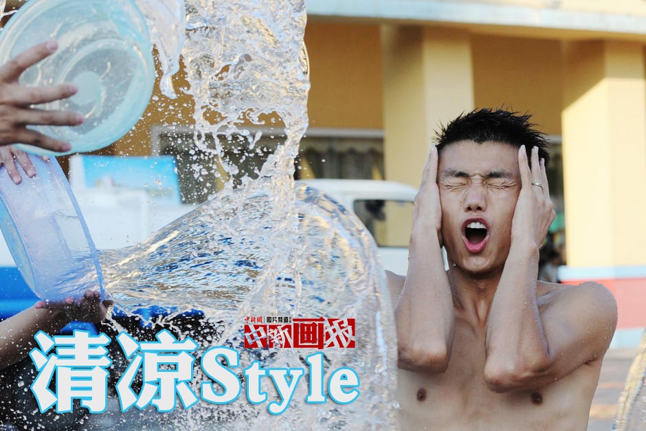 People play at Thai’s water-splashing festival to release summer heat in central China’s Changsha on July 3, 2013.  (CNS/ Yang Huafeng) 