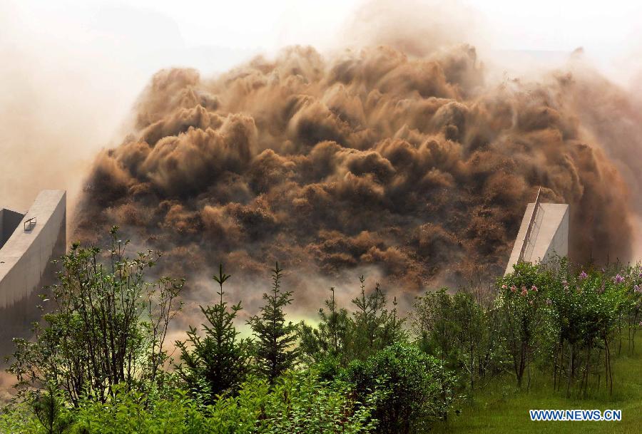 Water gushes out from the Xiaolangdi Reservoir on the Yellow River during a sand-washing operation in Luoyang, central China's Henan Province, July 5, 2013. The on-going operation, conducted on Friday, works by discharging water at a volume of 2,600 cubic meters per second from the reservoir to clear up the sediment in the Yellow River , the country's second-longest waterway. Speeding currents would carry tons of sand into the sea. The Yellow River has been plagued by an increasing amount of mud and sand. Each year, the river bed rises as silt deposits build up, slowing the water flow in the lower reaches. (Xinhua/Wang Song)