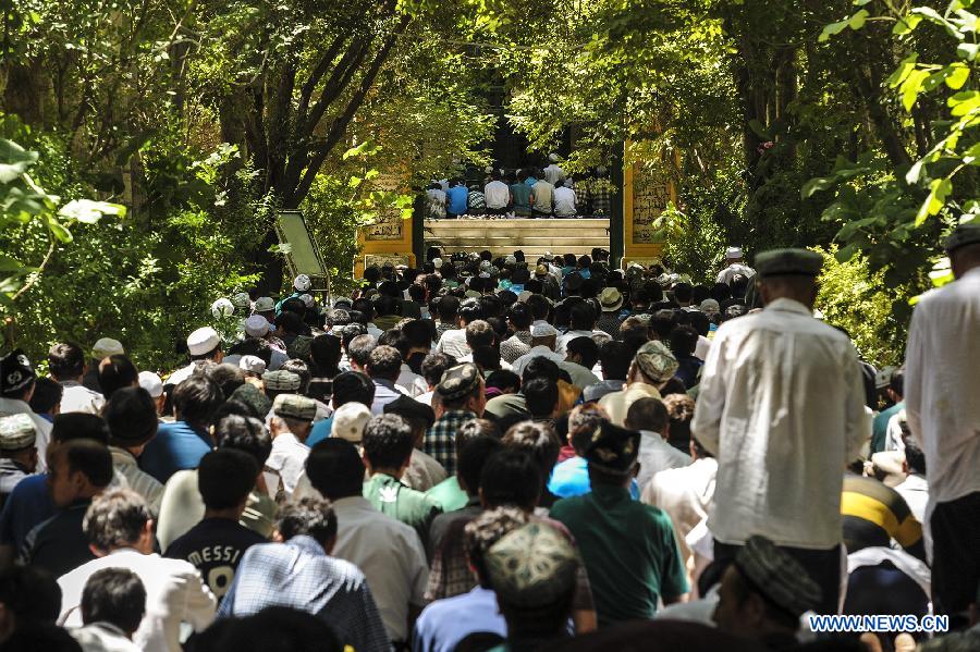 Muslims pray at a mosque in Kashgar, northwest China's Xinjiang Uygur Autonomous Region, on July 5, 2013, the last Day of Jumah before the holy month of Ramadan. (Xinhua/Shen Qiao) 