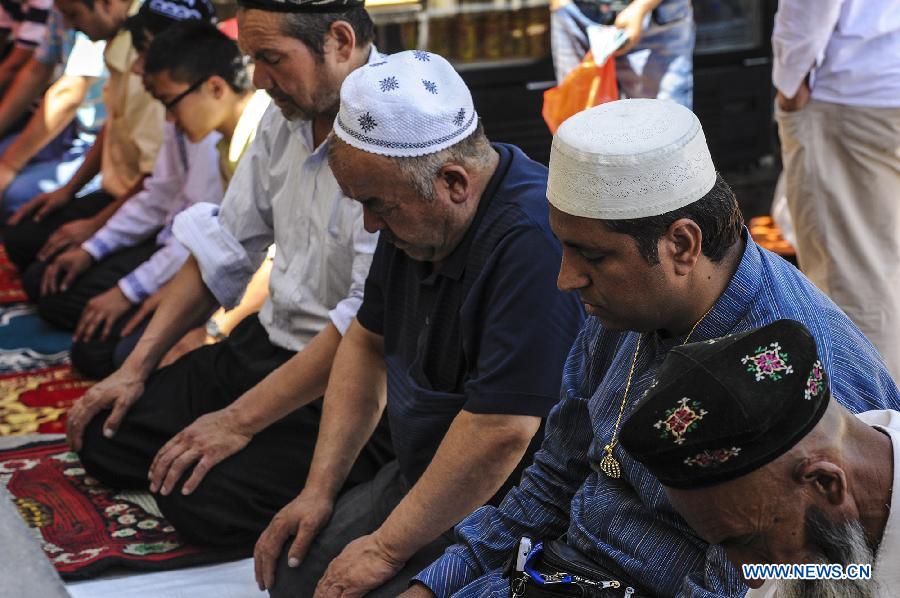 Muslims pray at a mosque in Kashgar, northwest China's Xinjiang Uygur Autonomous Region, on July 5, 2013, the last Day of Jumah before the holy month of Ramadan. (Xinhua/Shen Qiao)