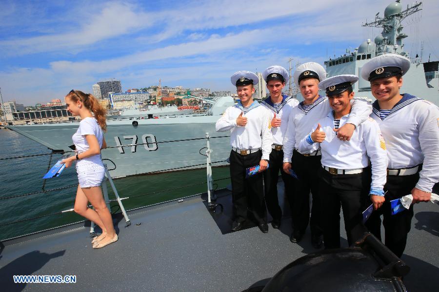 Russian navy soldiers visit the Chinese Navy Shijiazhuang guided-missile destroyer at the port in Vladivostok, Russia, July 6, 2013. The Chinese Navy Shijiazhuang guided-missile destroyer, which is participating in the "Joint Sea-2013" joint naval drills of China and Russia, opened to the public and Russian navy soldiers on Saturday. (Xinhua/Zha Chunming) 